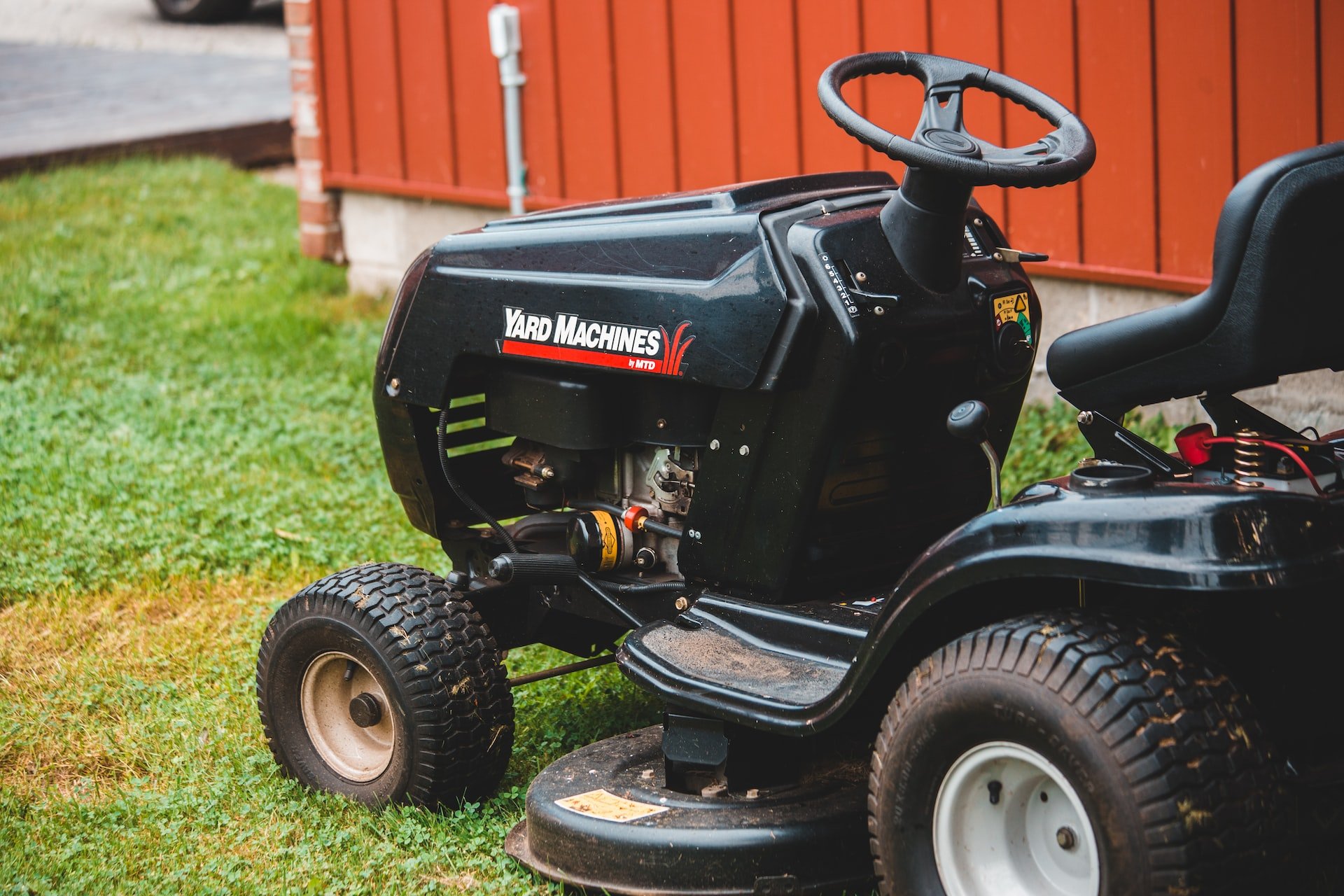 How to Unflood a Riding Lawn Mower