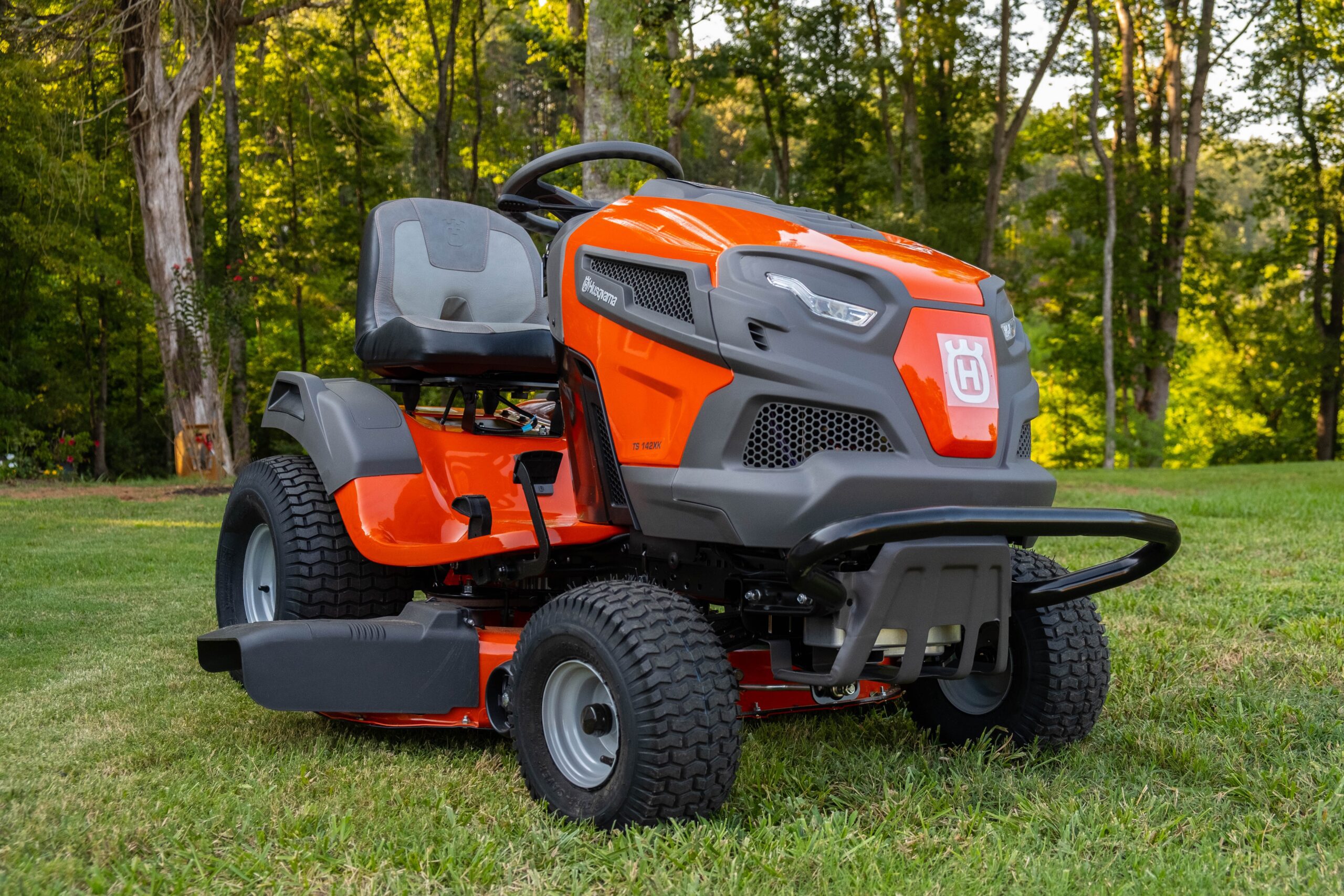 How to Remove a Riding Lawn Mower Blade